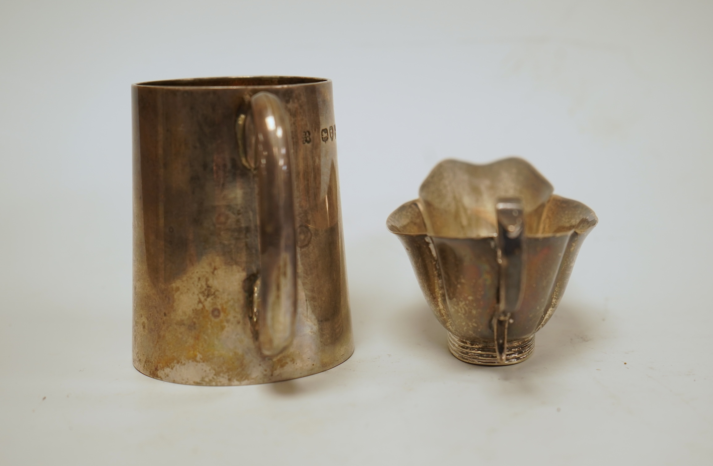 A late Victorian silver christening mug by Aldwinckle & Slater, London, 1893, height 71mm, together with a small silver sauceboat, 5oz.